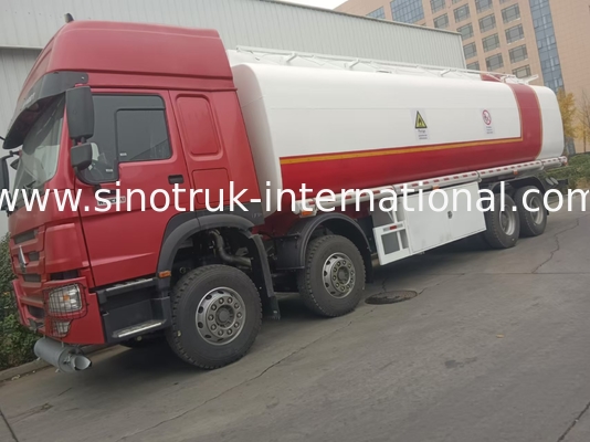 SINOTRUK HOWO รถบรรทุกถังน้ํามันสีแดง 400HP 8 × 4 12 ล้อ ความจุสูง