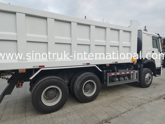 SINOTRUK HOWO 400HP รถกระบะกระบะกระบะสําหรับการก่อสร้าง A7 แสงเตือนทหาร