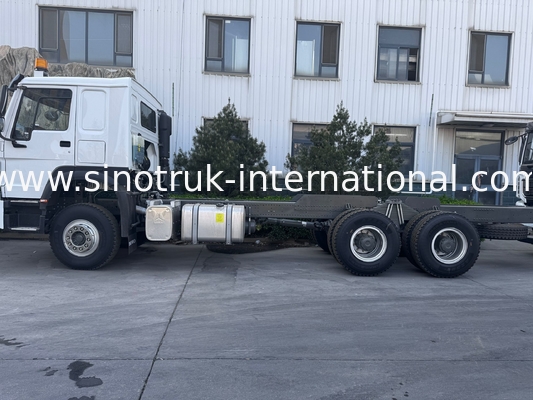 SINOTRUK HOWO รถบรรทุก ชาซี SINOTRUK Engine371HP 6 × 4 RHD พร้อมไฟเตือน ใช้ในรถบรรทุกขนของ