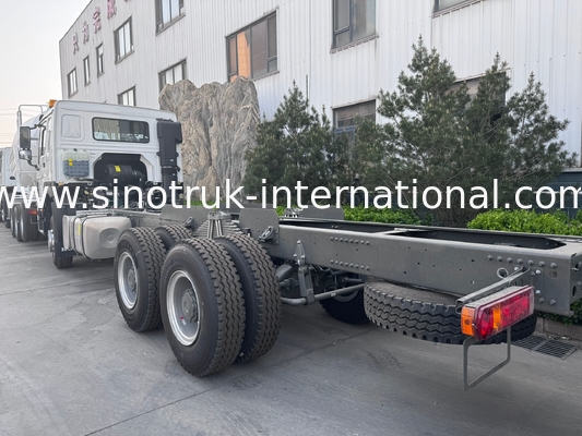 SINOTRUK HOWO รถบรรทุก ชาซี SINOTRUK Engine371HP 6 × 4 RHD พร้อมไฟเตือน ใช้ในรถบรรทุกขนของ