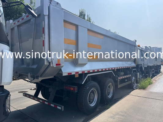 SINOTRUK HOWO 371HP 8x4 รถดั๊มพ์ Tipper สำหรับงานก่อสร้าง รุ่นเก่า หน้าตรง กันชนแบบทหาร สำหรับพื้นที่เหมืองแร่ ไฟเตือนสองดวง ตู้คอนเทนเนอร์แบบ U