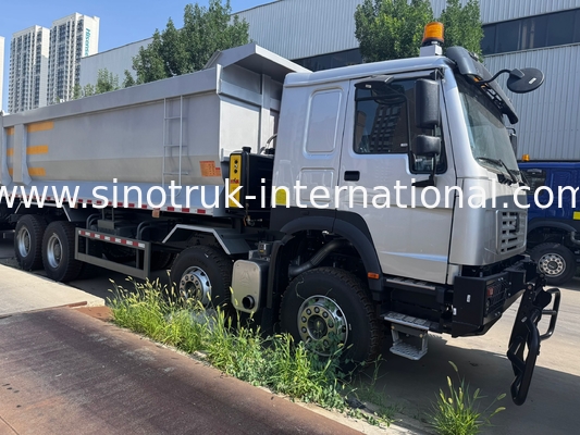 SINOTRUK HOWO 371HP 8x4 รถดั๊มพ์ Tipper สำหรับงานก่อสร้าง รุ่นเก่า หน้าตรง กันชนแบบทหาร สำหรับพื้นที่เหมืองแร่ ไฟเตือนสองดวง ตู้คอนเทนเนอร์แบบ U