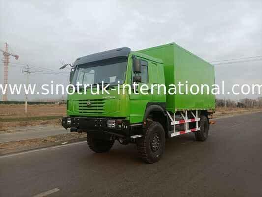 SINOTRUK รถบรรทุกหนักแบบ 4X4 LHD ขับยนต์ ถังสินค้า 5000*2300*2300 มิลลิเมตร และความจุของแกนหลัง 16 ตัน สําหรับขนสินค้าหนัก สีเขียว