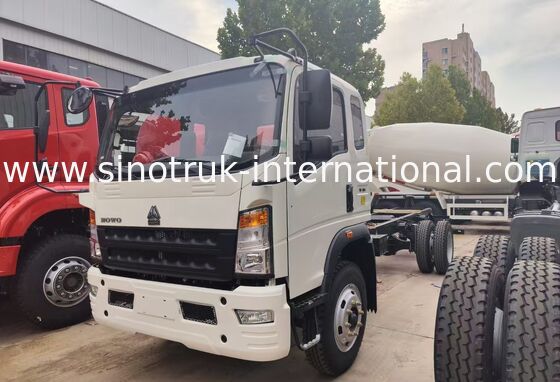 HOWO 140HP แชสซีรถบรรทุกขนส่งสินค้าทางซ้ายพร้อมความสามารถในการรับน้ำหนัก 8-12 ตัน