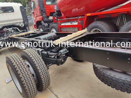 HOWO 140HP แชสซีรถบรรทุกขนส่งสินค้าทางซ้ายพร้อมความสามารถในการรับน้ำหนัก 8-12 ตัน