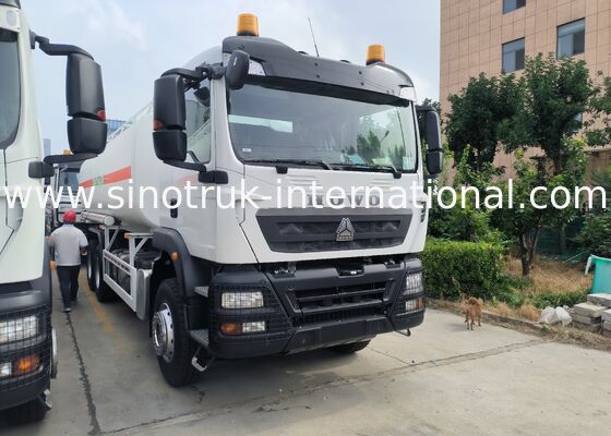 Euro 2 Emission Standard Oil Transport Truck Tanker Vehicle Suitable for Various Oil Types and Long Haul Transportation