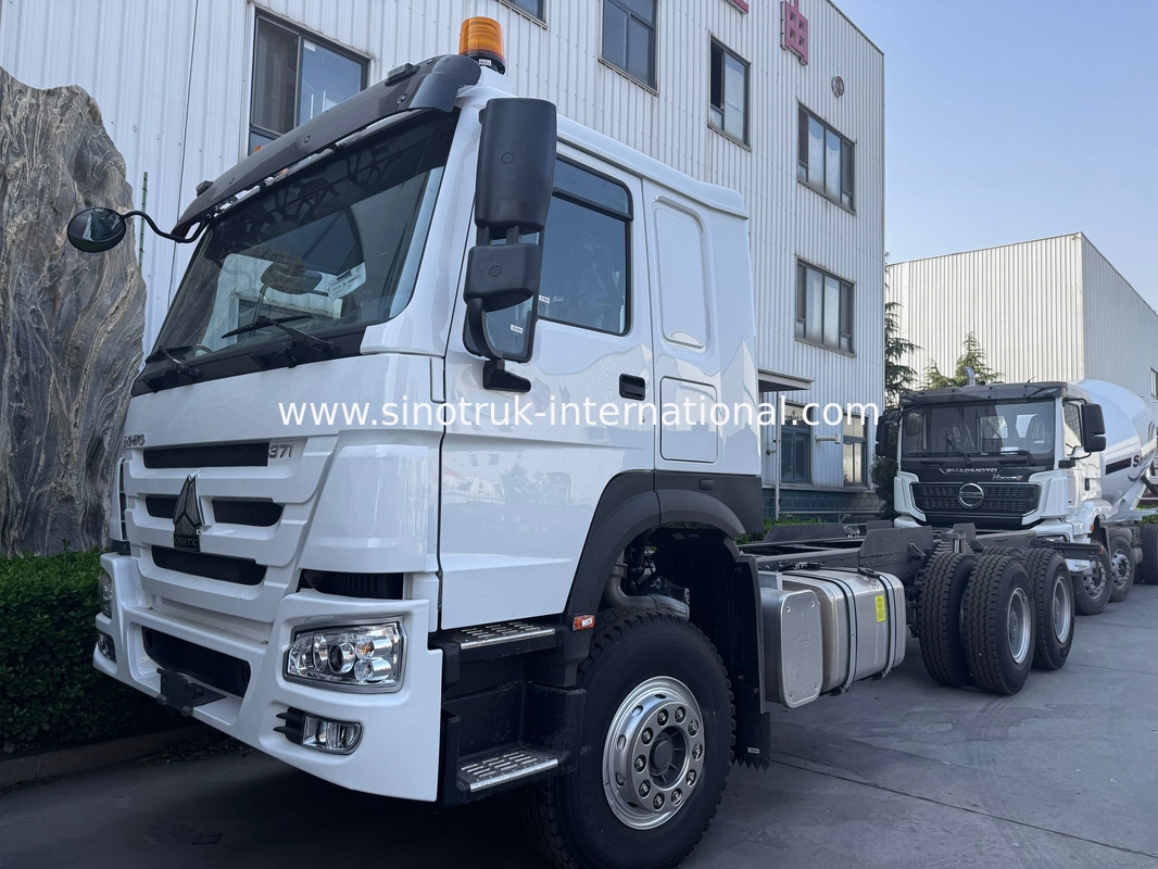 SINOTRUK HOWO รถบรรทุก ชาซี SINOTRUK Engine371HP 6 × 4 RHD พร้อมไฟเตือน ใช้ในรถบรรทุกขนของ