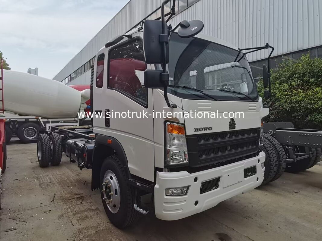 HOWO 140HP แชสซีรถบรรทุกขนส่งสินค้าทางซ้ายพร้อมความสามารถในการรับน้ำหนัก 8-12 ตัน